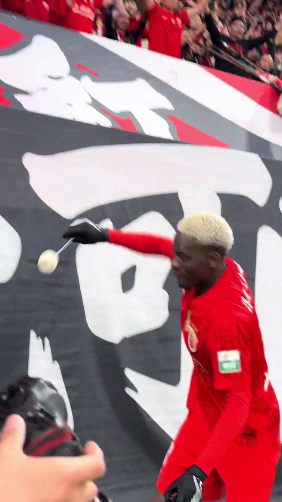 爱游戏入口-22岁让·克劳德进生涯首球！与球迷擂鼓互动：第一次打，还可以吧